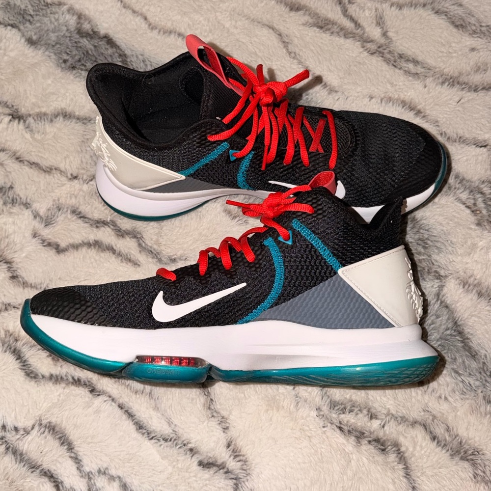 Men’s Nike LeBron Witness 4